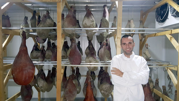 РЕШИО ДА ОСТАНЕ У СРБИЈИ: Завршио три факултета, па се вратио у родно село да прави кулен